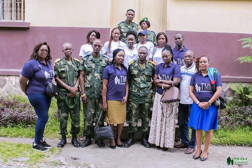 Équipe et membres de TMM avec des militaires